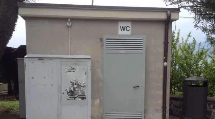 L’opposizione consiliare: “Quei servizi igienici indegni di Varenna”