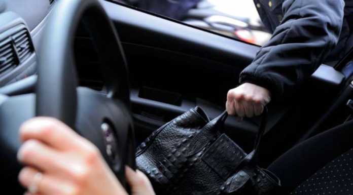 Lecco, va a scuola a prendere la figlia e le rubano la borsa in auto