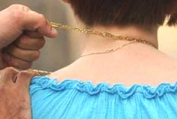 Malgrate: le sfila la collana d’oro, anziana derubata in strada