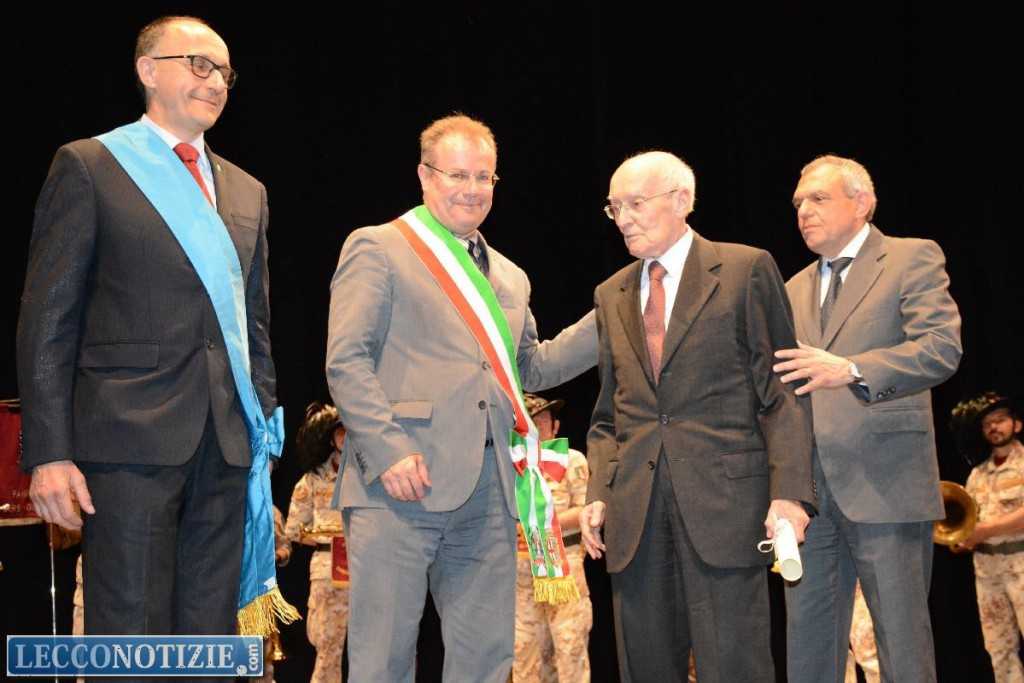 Domenico Colombo riceve dal sindaco Brivio, dal presidente della Provincia, Polano e dal vice prefetto Terrusi