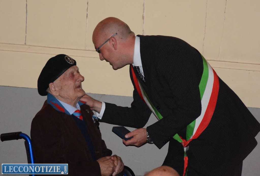 La consegna della medaglia d'Onore a Luigi Penati di Nibionno