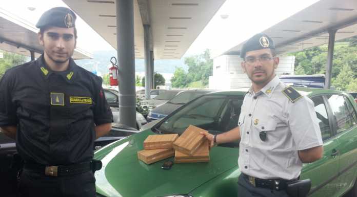 Presa alla dogana con 4 kg abbondanti di cocaina, arrestata