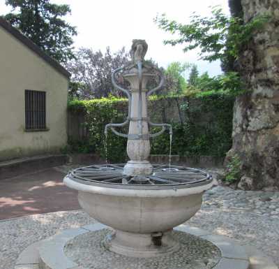 Rancio: vittima dei vandali, ora riparata la fontana delle tre bocche