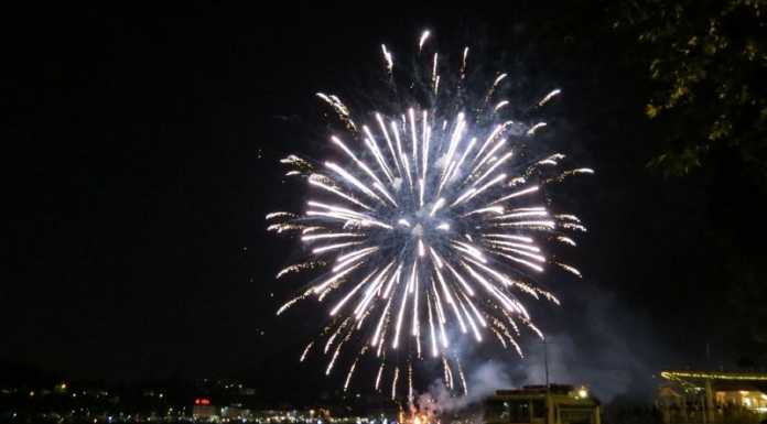 Lecco. Lungo lago strabordante per i fuochi, applauditissimi