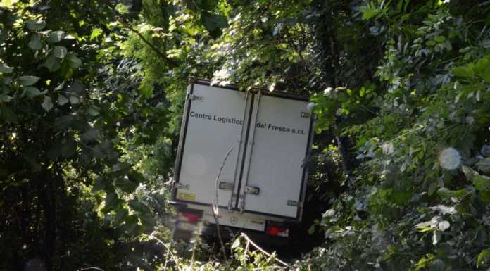 Airuno, esce di strada con il furgone e finisce nel bosco