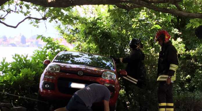 Colpo di sonno, urta un’auto parcheggiata che per poco non precipita