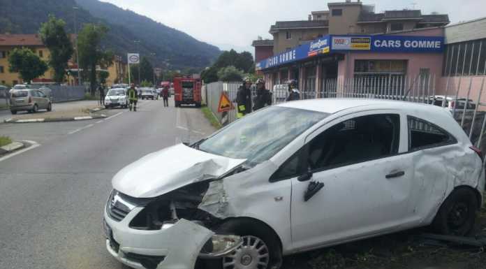 “Botto” a Olginate: auto in testacoda finisce contro un palo