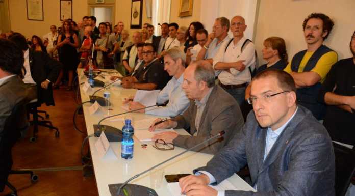 Strisce bianche in centro, l’opposizione: “Via Cavour ora è un parcheggio”