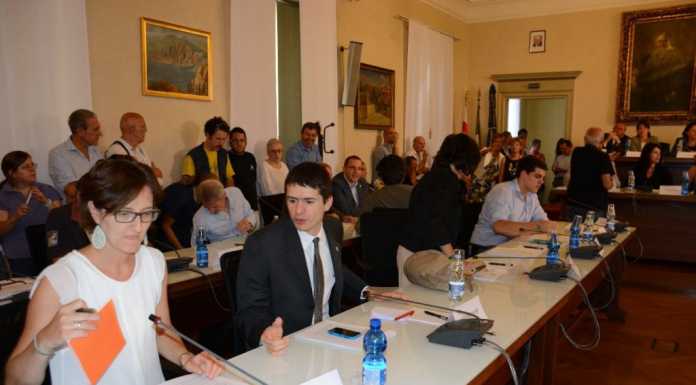 Scuole, rifiuti, sicurezza e rioni: l’opposizione si “scalda”