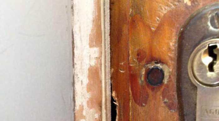 Tentano il furto a casa della madre, il figlio: “Se li prendo…”