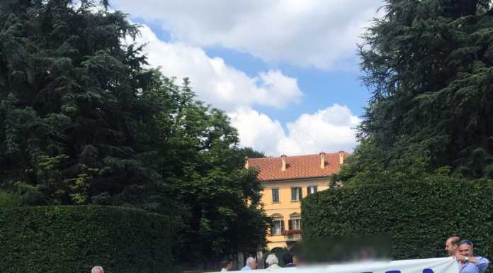 Protesta davanti alla Villa di Berlusconi: “Basta Brambilla ridateci Lecco”