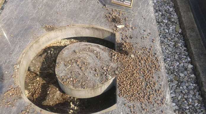 Ladri al cimitero di Calolzio fanno razzia di vasi di rame