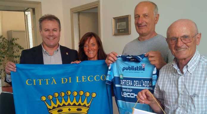 Lo stendardo di Lecco dono del sindaco Brivio alla biker “Steppo”