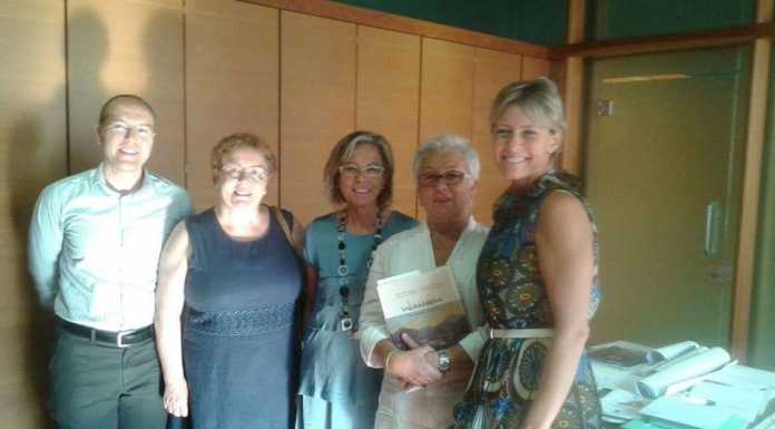 Valmadrera: il Comune omaggia la neo pensionata Giancarla Villa