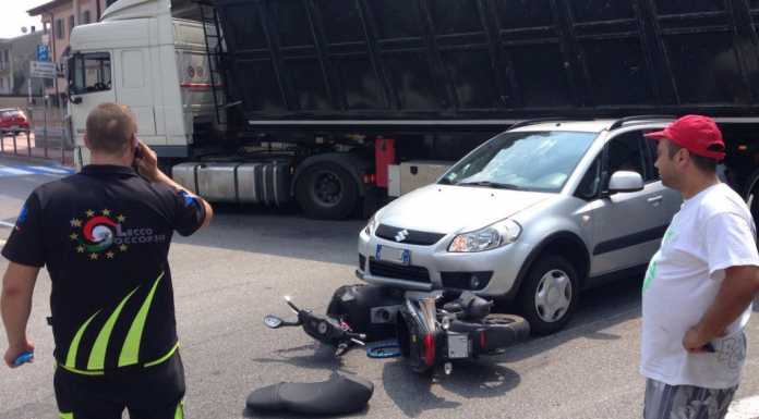 Pescate: incidente al rondò, ferita una 20enne in moto