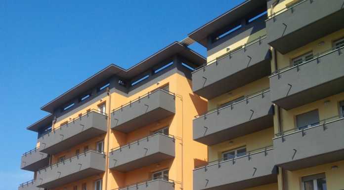 Taglio del nastro per i nuovi 36 alloggi Aler in via Besonda