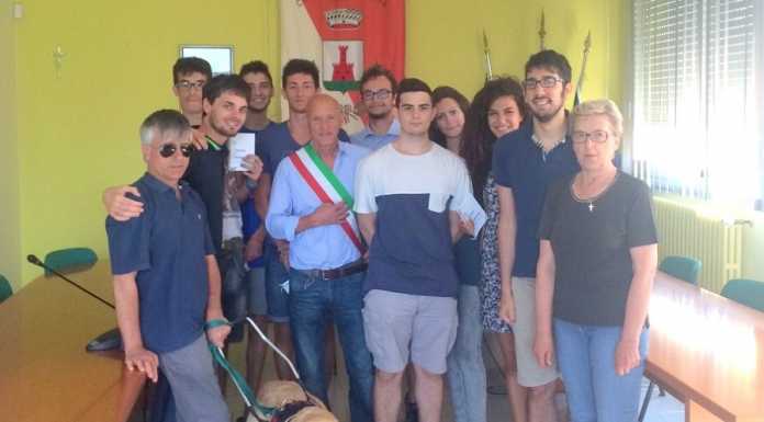 Lierna ha consegnato ai neodiciottenni una copia della Costituzione