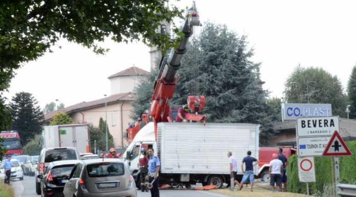 Bevera: furgone lasciato in sosta finisce in un fossato