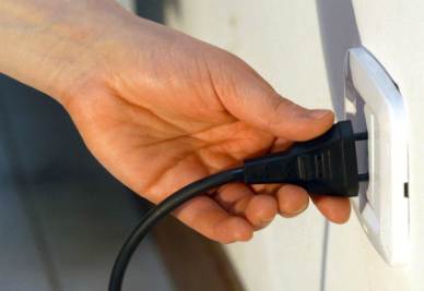 Breve blackout in centro, scattano allarmi e gente in strada