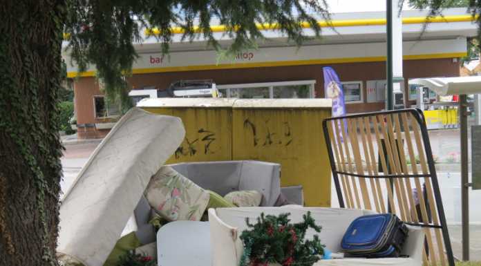 Lecco. Una discarica a cielo aperto in corso Matteotti