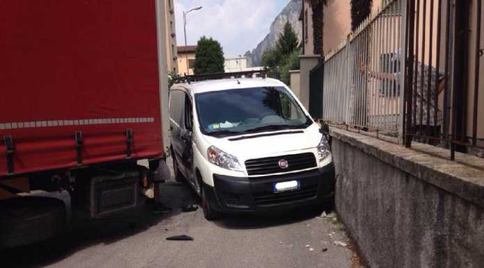 Tir in retro schiaccia furgone, attimi di paura per un 28enne