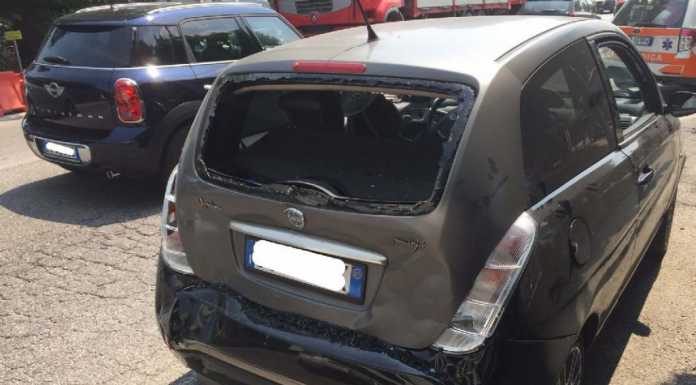 Garlate: grosso tir tampona un’auto sulla provinciale