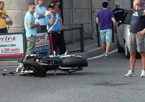 Schianto auto-moto in via Amendola: 29enne in ospedale