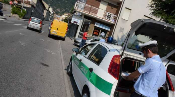 Valmadrera: scontro tra auto e furgone in via Roma, un ferito