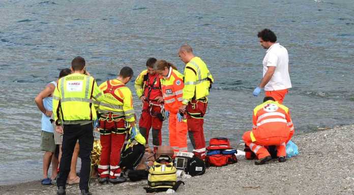 Dervio: pescatore accusa un malore e sviene in acqua, è salvo
