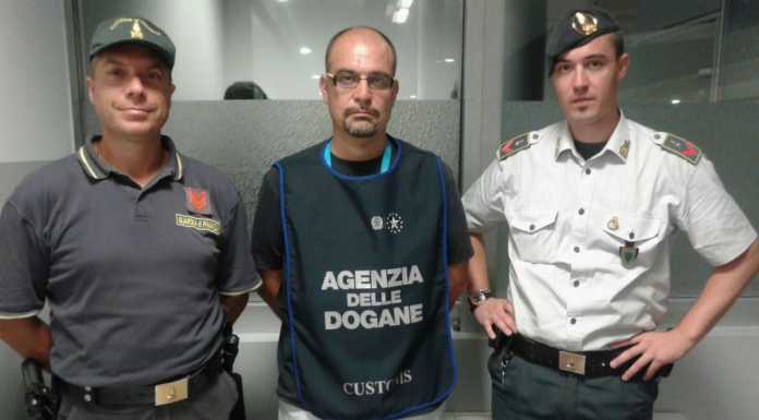 Fermato in dogana con due chili di coca: arrestato un 27enne
