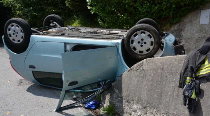 Auto si ribalta lungo la strada che da Ballabio porta ai Resinelli