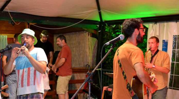 I “Bastian cuntrari” tra De Sfroos e gli 883. E Crebbio canta e balla