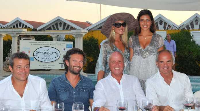 Lo chef Enrico Derflingher assegna il premio Euro-Toques International