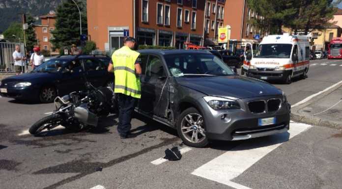 C.so Bergamo: moto contro auto, ferito centauro