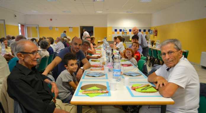 “Ferragosto insieme”, a Lierna anziani e familiari attorno a tavole imbandite