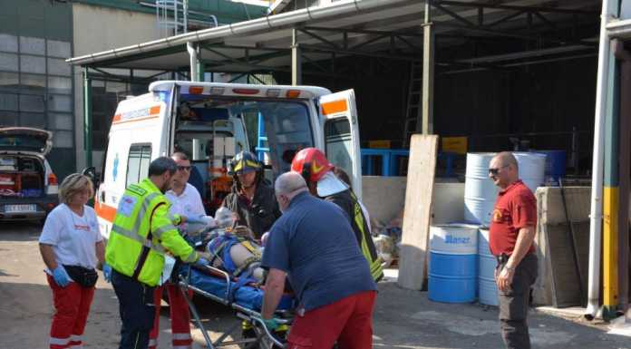 Pescate. Operaio schiacciato da un macchinario, è grave