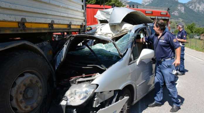 Sala al Barro: auto si schianta contro un tir, padre e figlia feriti