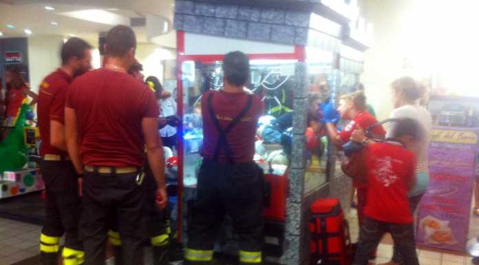 Bramoso di avere un pallone bimbo finisce intrappolato in un distributore