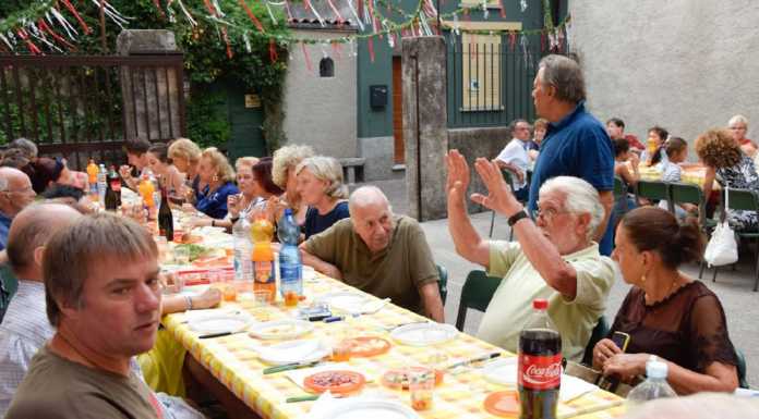 Cena in contrada, un successo! Il grazie di Mandello alla famiglia Calastri