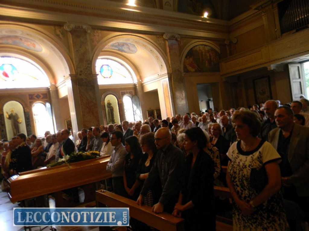 La chiesa parrocchiale di Malgrate durante il funerale di Giovanni Codega