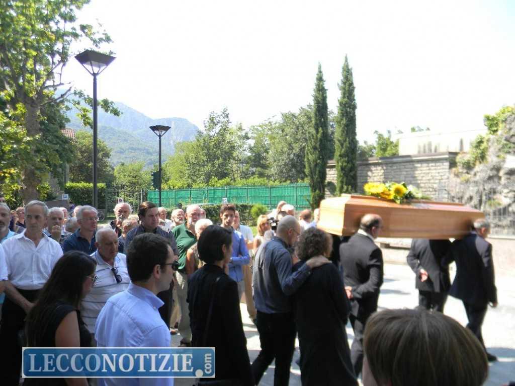Il feretro di Giovanni Codega accolto dai numerosi presenti all'esterno della chiesa