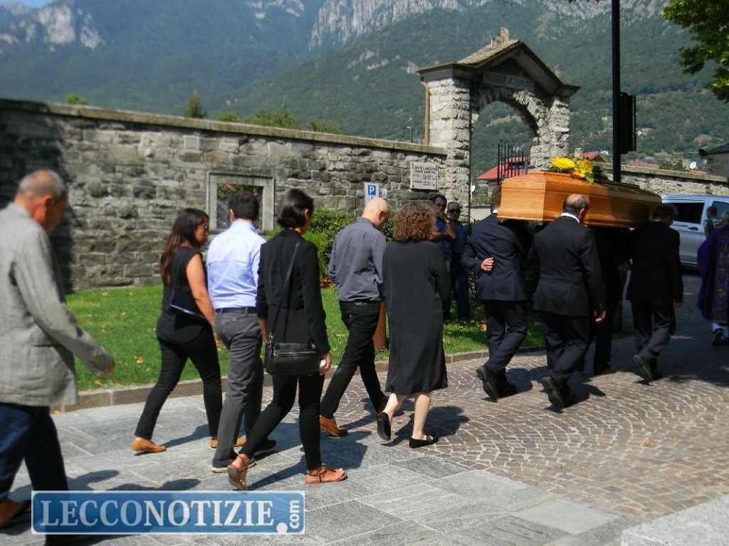 Il feretro di Codega viene accompagnato al cimitero di Malgrate