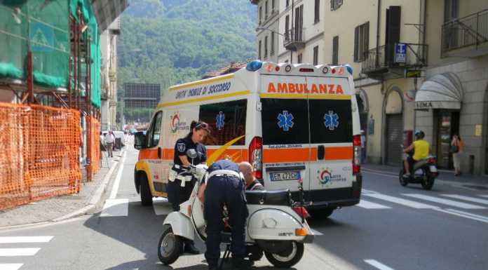 Lecco, 60enne cade in moto per evitare un giovane pedone