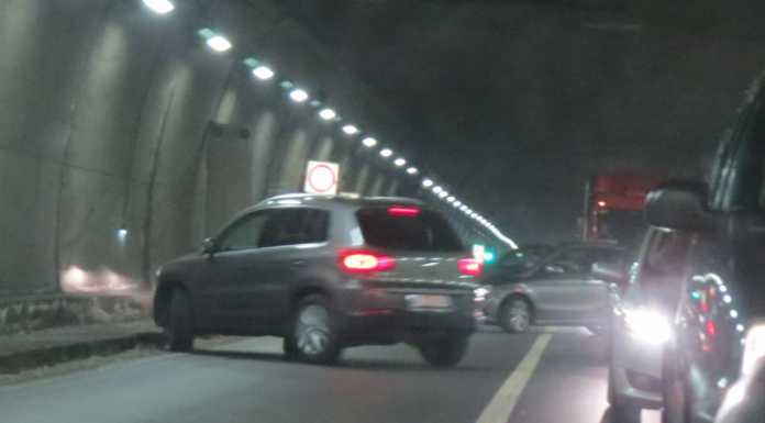 Da ritiro patente. Stanchi della coda fanno inversione a “U” nel tunnel