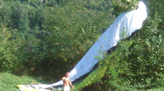Precipita col parapendio, s’incastra tra i rami sopra il cimitero: salvo