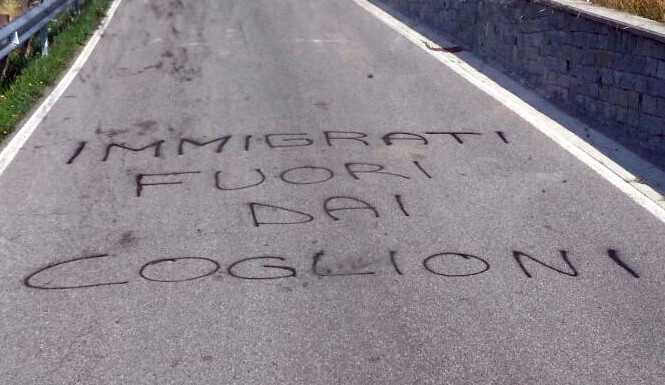 Resinelli. Scritta contro i profughi: “Immigrati fuori dai coglioni”