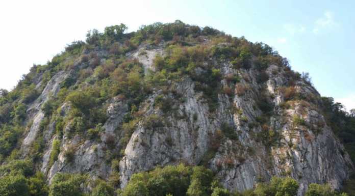 Frana alla Rocca di Baiedo, massi cadono verso il fiume