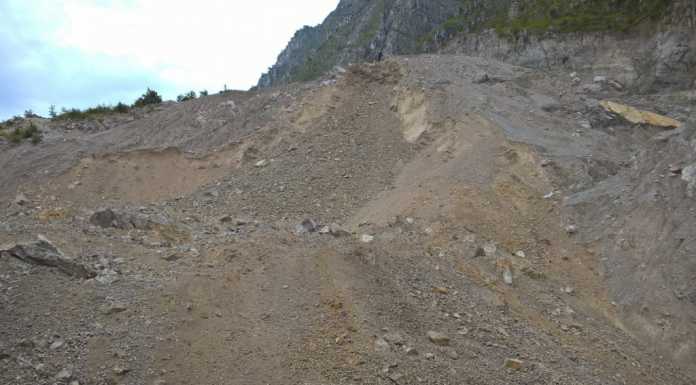 Cadono sassi dalla cava del Moregallo, spavento nella notte