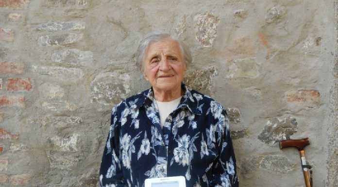 La storia di Maria. A 91 anni impara ad usare il tablet per continuare a leggere