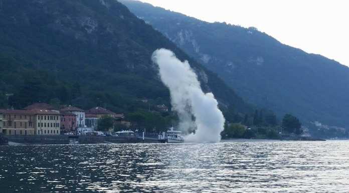 Fumo dal motore, battello in panne al porticciolo di Onno